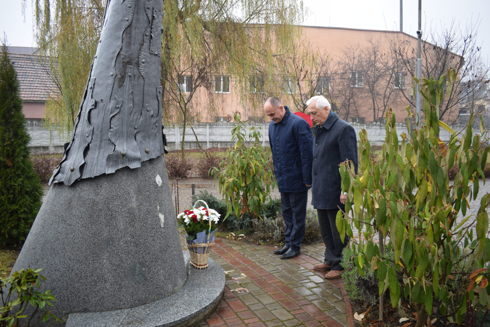 Сегодня, 19 ноября, в Хусте в центральном городском парке имени «Героев Майдана» возле памятника Небесной сотне традиционно собралось руководство Хустской области, чтобы почтить память патриотов.