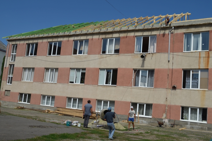 В специализированной школе №3 им. Ф. Ракоци II продолжается реконструкция крыши на учебном корпусе. До сих пор здесь была плоская кровля.