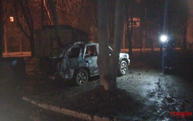 Вночі у Харкові невідомі підірвали камуфльований позашляховик (ВІДЕО)