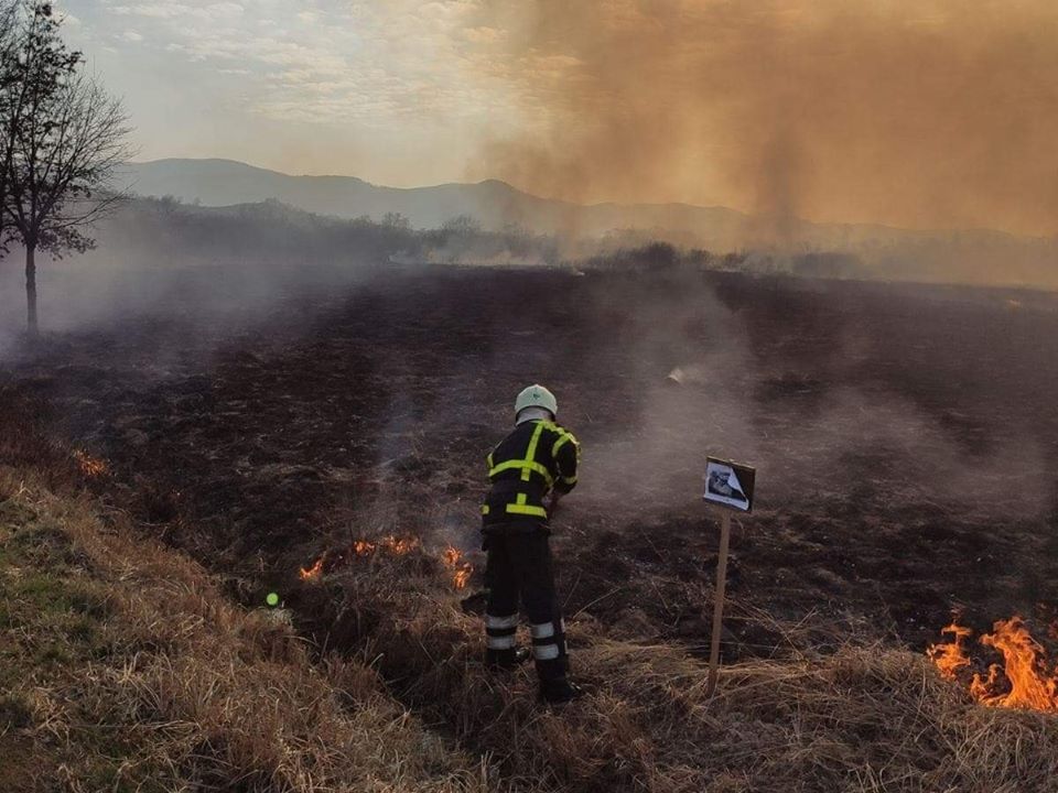 За очередную сутки вогнеорці Закарпатье ликвидировали 33 пожара сухой травы и мусора га открытых территориях. 