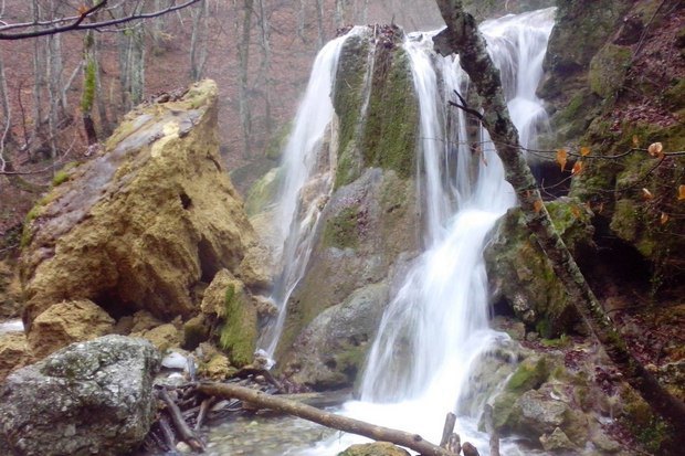 Водопад Серебряные струи разрушили морозы и поток воды.
