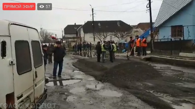 Жителі села Сасово на Виноградівщині вже другий день протестують через аварійний стан дороги в селі.