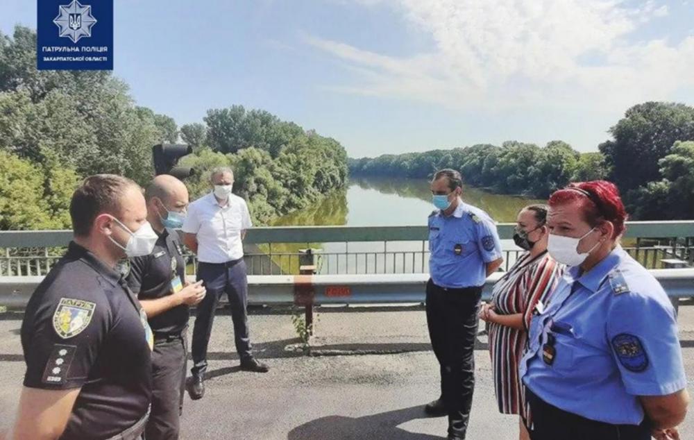 Руководство полиции Закарпатья инициировало встречу с пограничной полицией города Загонь, во время которой обсуждали решение проблемы огромных очередей на украинско-венгерском пограничном переходе.