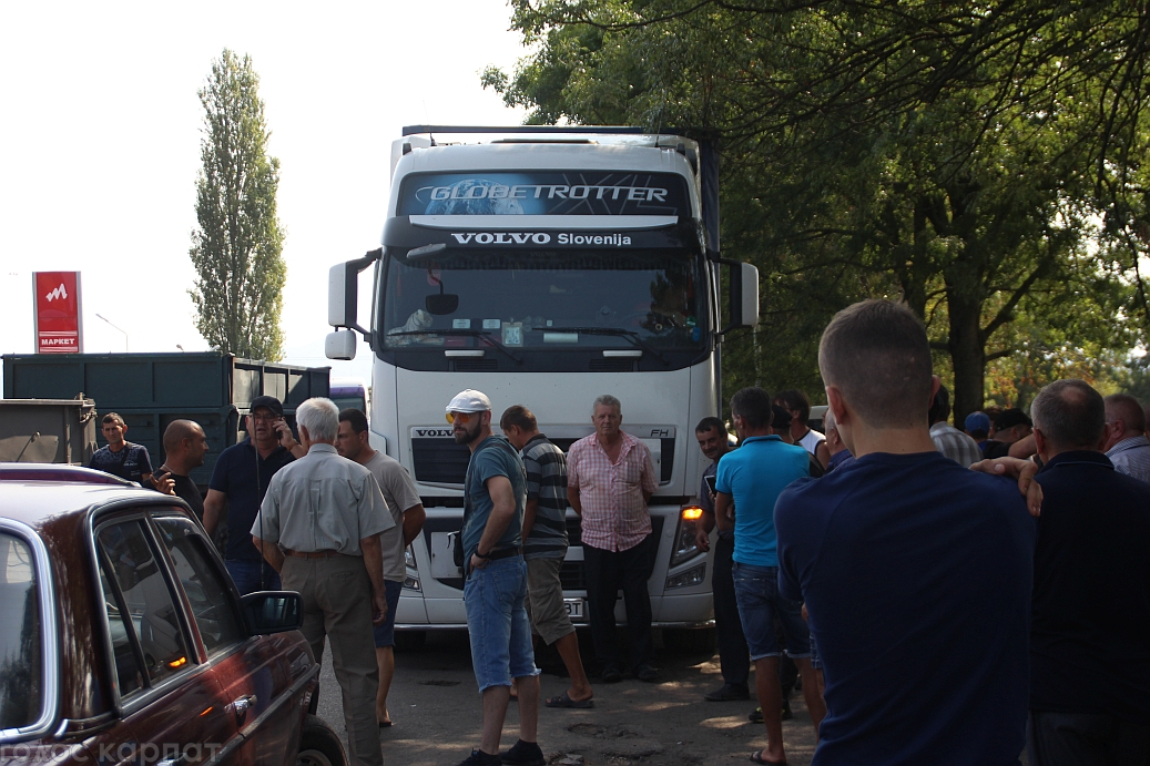 На Виноградівщині люди вкотре перекрили рух біля с. Теково (ВІДЕО, ФОТО)