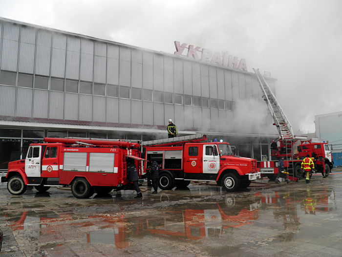 За фактом порушення вимог пожежної безпеки, які ймовірно призвели до пожежі в універмазі «Україна» розпочато розслідування.