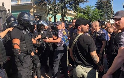 Під час мітингу під Верховною Радою України розпочалася сутичка, коли був поранений один правоохоронець.
