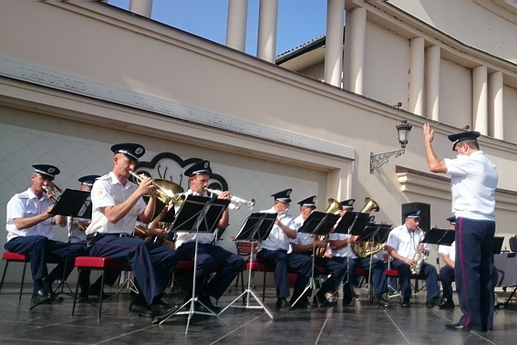 З ініціативи начальника Закарпатської міліції Сергія Князєва, в Ужгороді щоп’ятниці традиційно звучить духова музика.