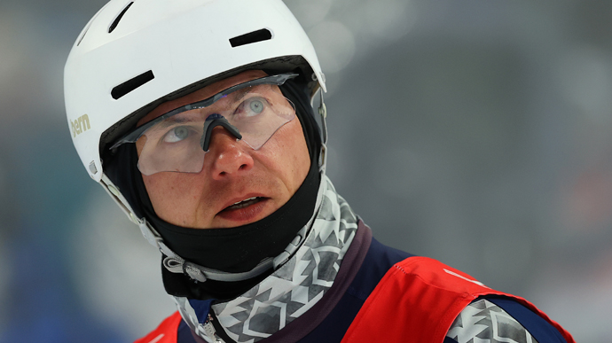 Україна здобула першу медаль на зимовій Олімпіаді у Пекіні. Українець Олександр Абраменко став срібним призером в лижній акробатиці.

