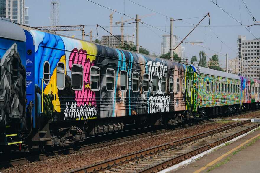 «Потяг до перемоги» – це 7 пасажирських вагонів, розписаних кращими українськими митцями. Кожен вагон присвячений тимчасово окупованим територіям України і не тільки