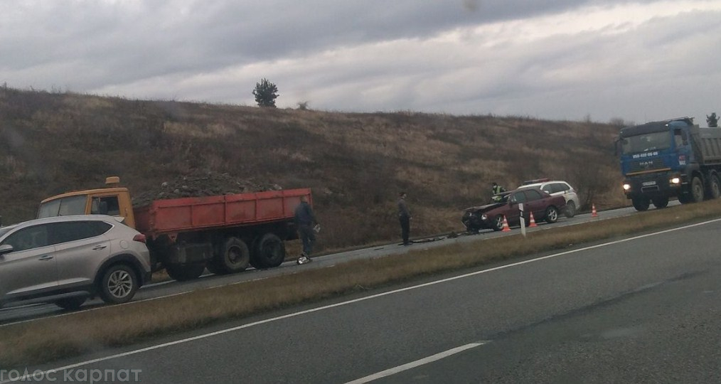 Аварія сталася на відрізку траси між селами Середнє та Дубрівка.
