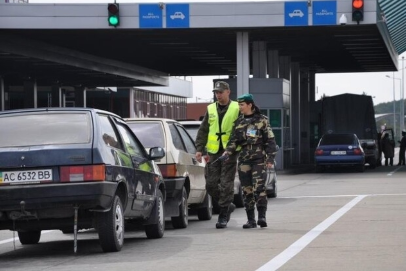 На МП «Ужгород» викликали правоохоронців: українець намагався перевезти через кордон зброю та набої (ФОТО)