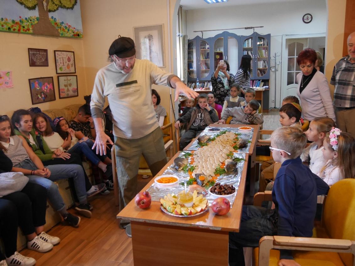 На святкування запросили не лише дітей із єврейських родин, а й їхніх однолітків із сімей з іншими традиціями. 