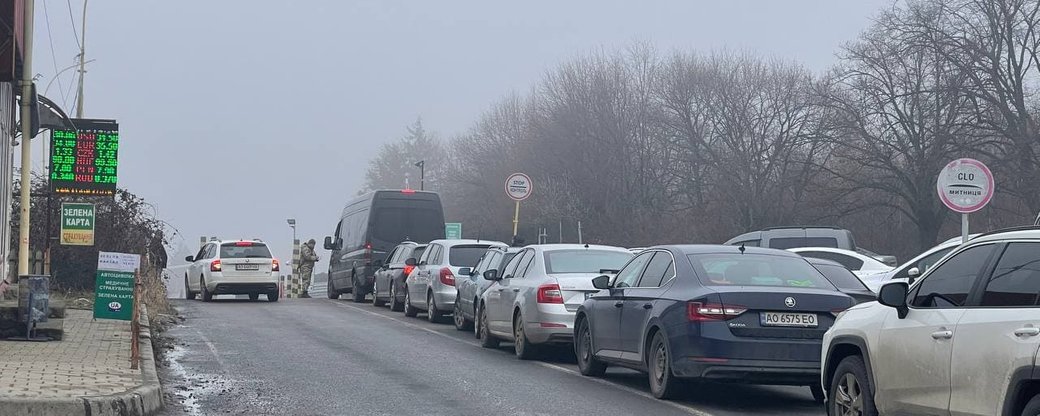 "Вивожу сім’ю. Сам повертаюся": яка зараз ситуація на КПП "Ужгород - В. Нємецке"