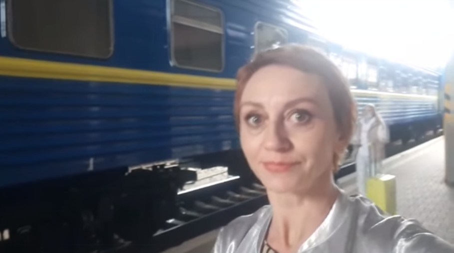 Известная украинская актриса Римма Изубина рассказала о неприятном инциденте, который произошел с ней по дороге в Ужгород из Киева, куда она ехала на поезде No13.