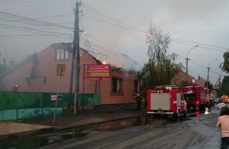 Сьогодні в Мукачеві у мікрорайоні Паланок вогнем майже повністю було знищено дах одного із будинків по вулиці Графа фон Шенборна.