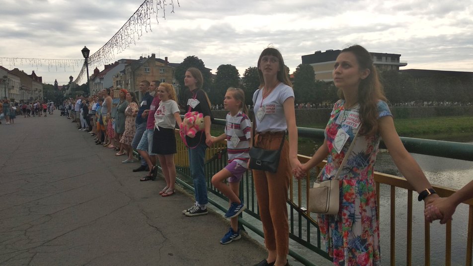 Рекорд України встановили в Ужгороді сьогодні, 25 липня. Тут зробили найбільший живий замкнений ланцюг.