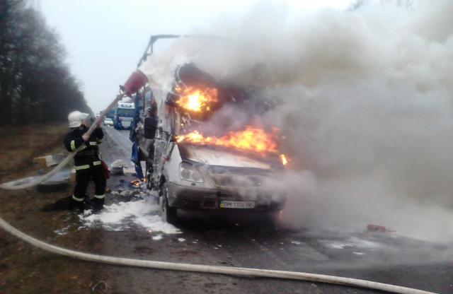 В 18:32 произошел пожар в грузовом автомобиле Mercedes-Benz Actros 2007 г.вып., на автодороге 