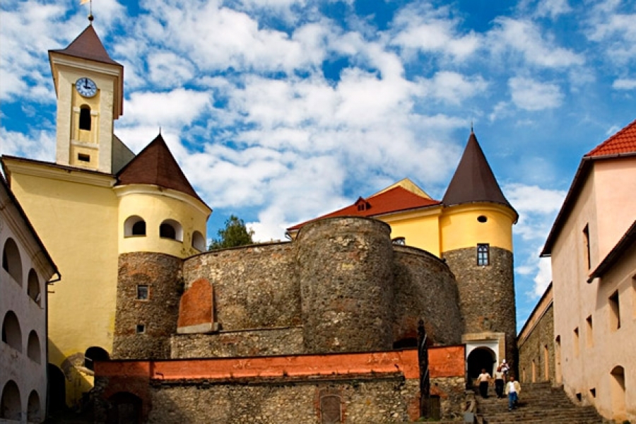 Найпопулярніша древня архітектурна пам'ятка міста - замок “Паланок” і надалі у туристичному тренді.