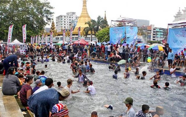 В Мьянме погибли около 300 человек во время водного фестиваля