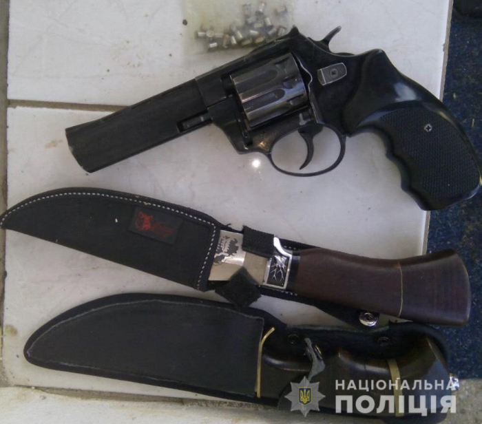 Поліцейські Іршавського відділення поліції отримали інформацію про те, що мешканець села Осій за адресою проживання зберігає вогнепальну зброю без відповідних документів. 