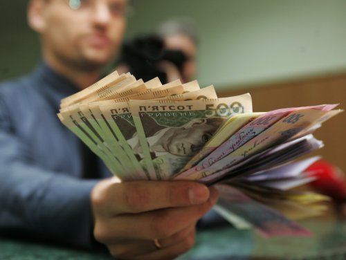 Минимальная заработная плата работников прокуратуры в Украине увеличится на 40% и составит как минимум 7 тысяч гривен. 
