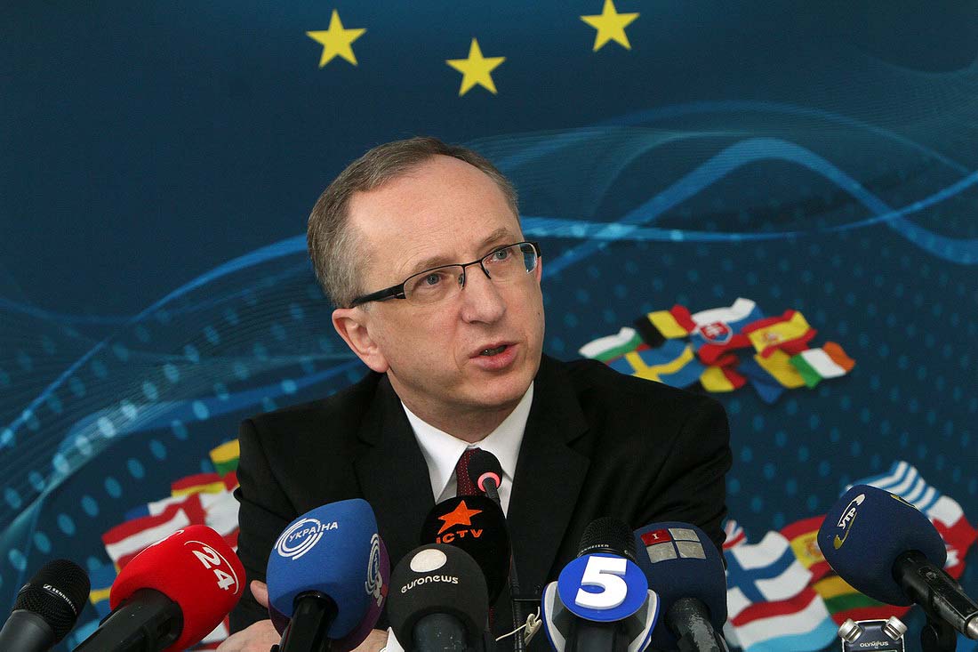 Голова представництва ЄС в Україні впевнений, що Україна на сьогодні не готова до безвізового режиму з ЄС, але має шанс до саміту країн Східного партнерства в Ризі здійснити необхідні кроки для цього.