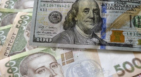Готівкова гривня сьогодні дещо зміцнилася і наразі на чорному ринку долар торгується за 40,81 - 41,02 грн, зміцнення відбулося також відносно євро.