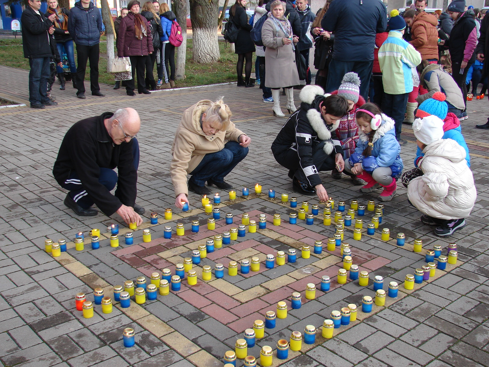 Сьогодні, 27 листопада,в Хусті біля краєзнавчого музею відбувся мітинг-реквієм до Дня вшанування пам'яті загиблих під час голодоморів і тих, хто загинув на Сході України у 2013-2015 роках.