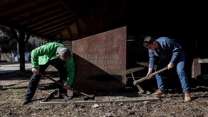 В Ужгороді активісти демонтували меморіальну плиту, встановлену до 300-річчя 
