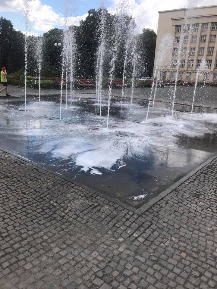 Сьогодні, 14 липня, у соціальних мережах з`явилося повідомлення про те, що у фонтані на Народній в Ужгороді - мильна вода. 