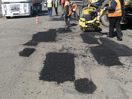 Службой автомобильных дорог в Закарпатской области продолжается выполнение ремонтных работ на дорогах общего пользования.