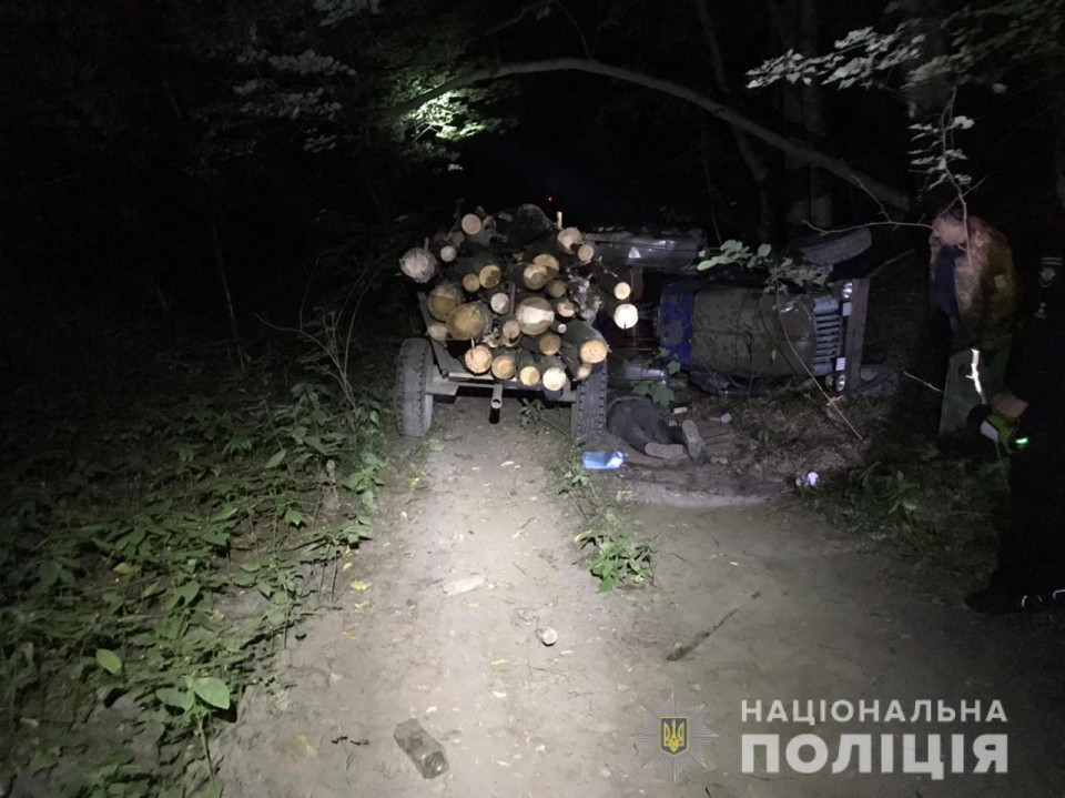 У лісі на Львівщині перекинувся трактор, з’їхавши з дороги, водій помер на місці.