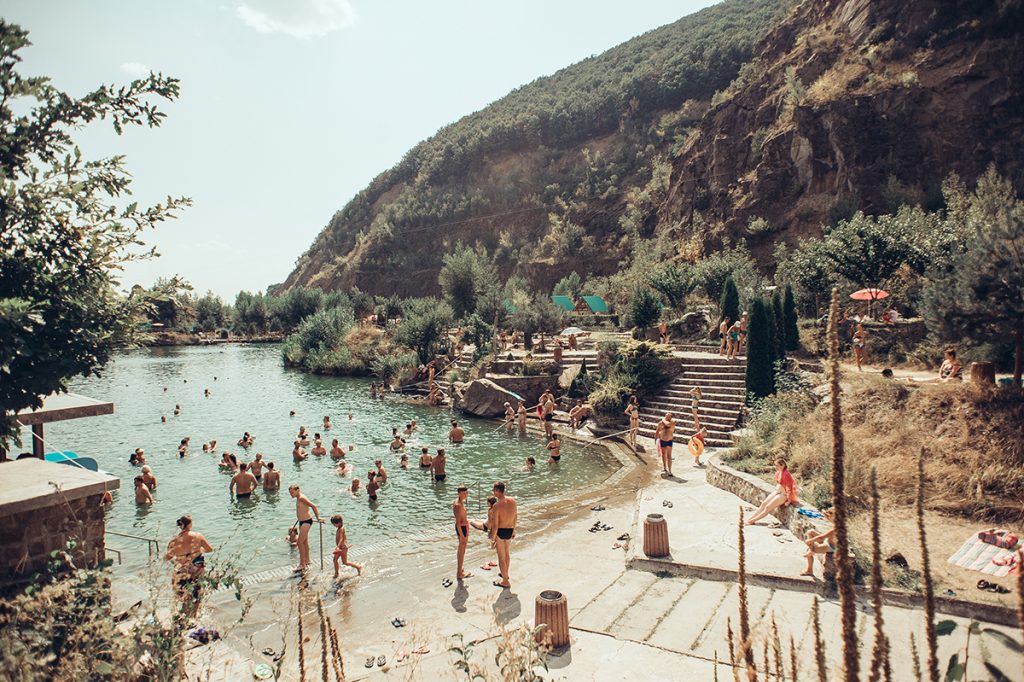 Перші любителі літнього відпочинку на воді днями з’явилися на озері місцевого аквапарку, що під скелями  Чорної гори. 