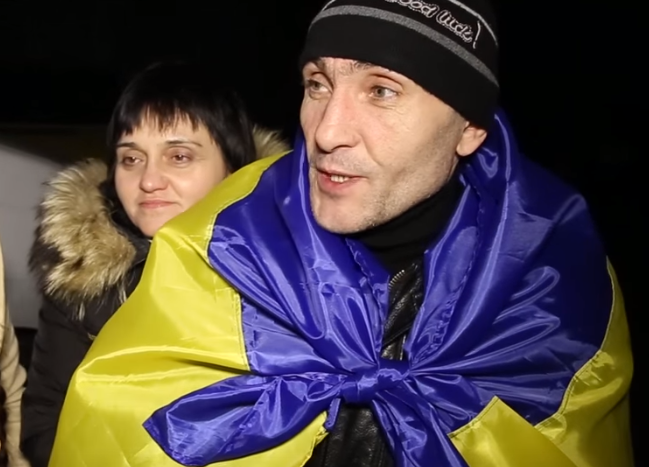 Четырех освобожденных из плена украинских военнослужащих вечером в воскресенье, 21 февраля, привезли в Киев. 