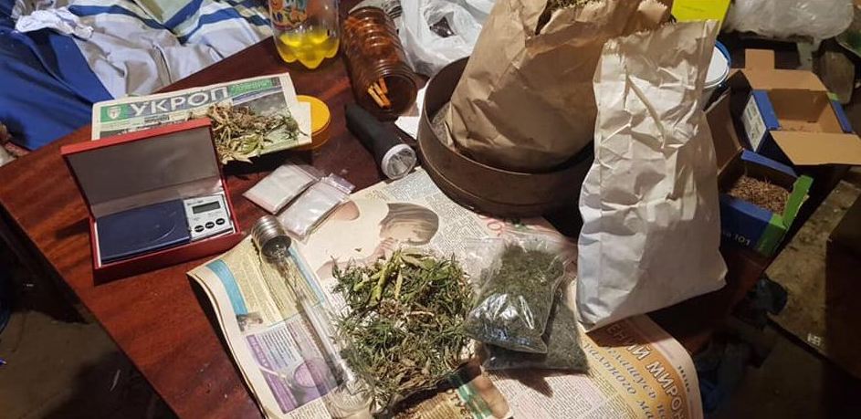 Следователи Раховского отделения полиции расследуют факт хранения марихуаны и выращивание конопли в городе.