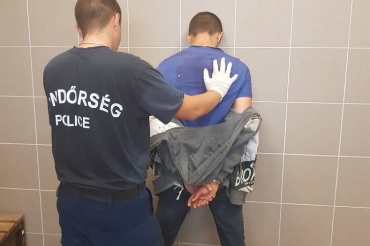 Двох закарпатців, які мають і паспорти громадян Угорщини, затримала прикордонна поліція Барабаша, що на кордоні із Закарпаттям.