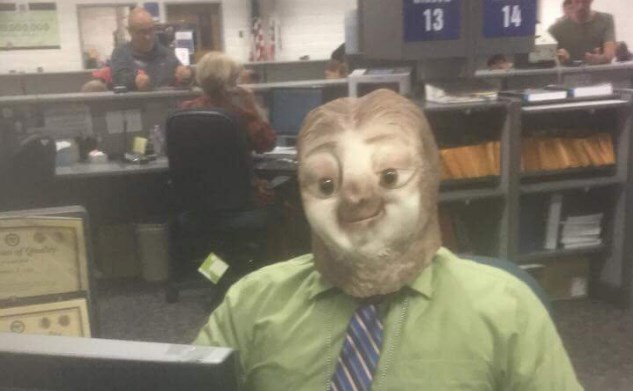 Користувачі Reddit опублікували фотографії співробітника американського департаменту автотранспорту,чия зміна випала на Хеллоуїн.Чоловік прийшов на роботу в костюмі лінивця з мультфільму«Звірополіс».