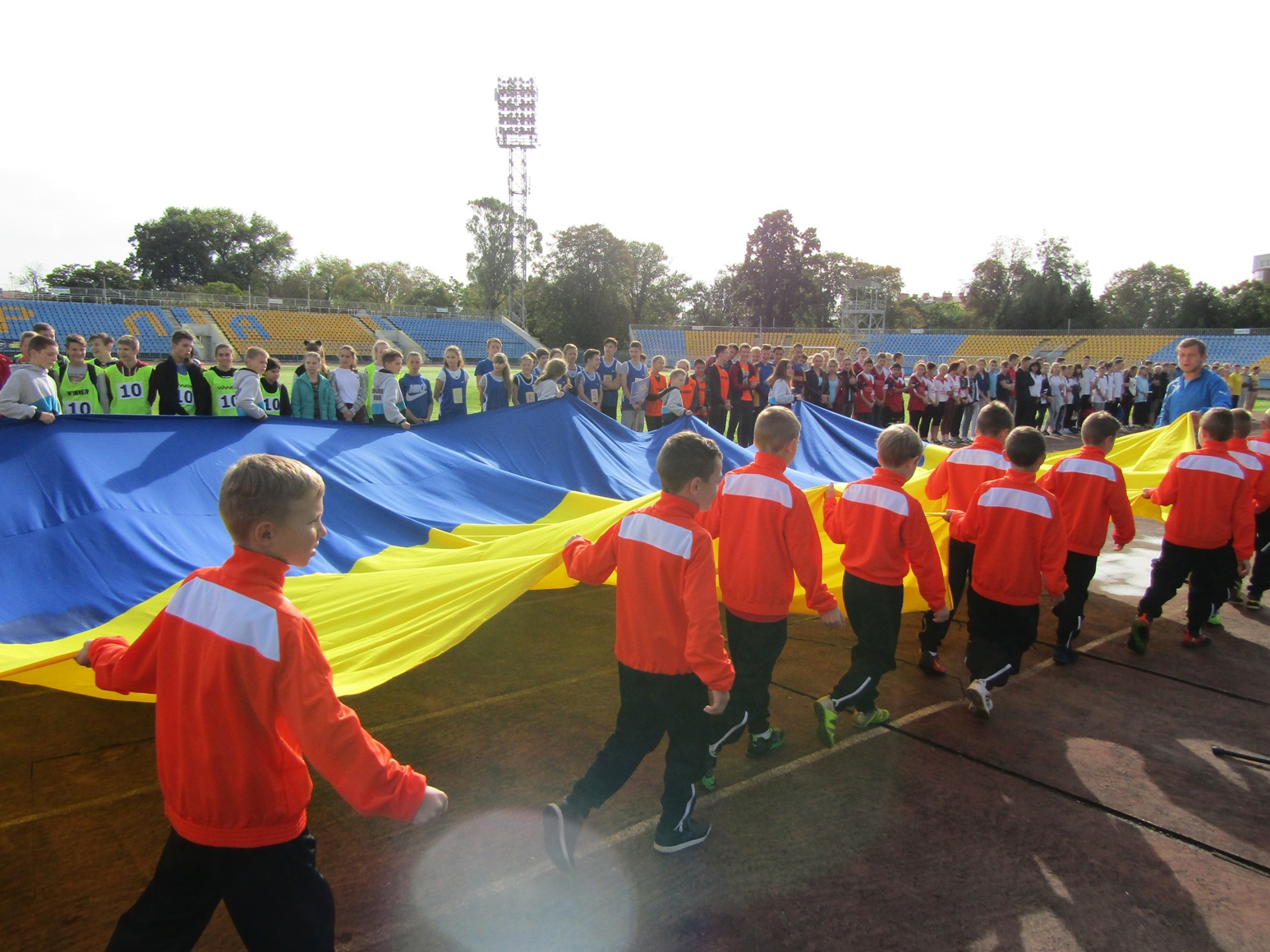  В этом году в соревнованиях, которые проходят на стадионе «Авангард», принимают участие около 400 спортсменов из всех школ города. 