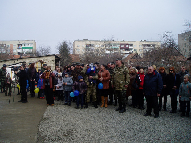 По вулиці Черняховського 16 військовослужбовцям гарнізону та членам їхніх родин сьогодні, 28 лютого, урочисто вручили ключі від нових помешкань.