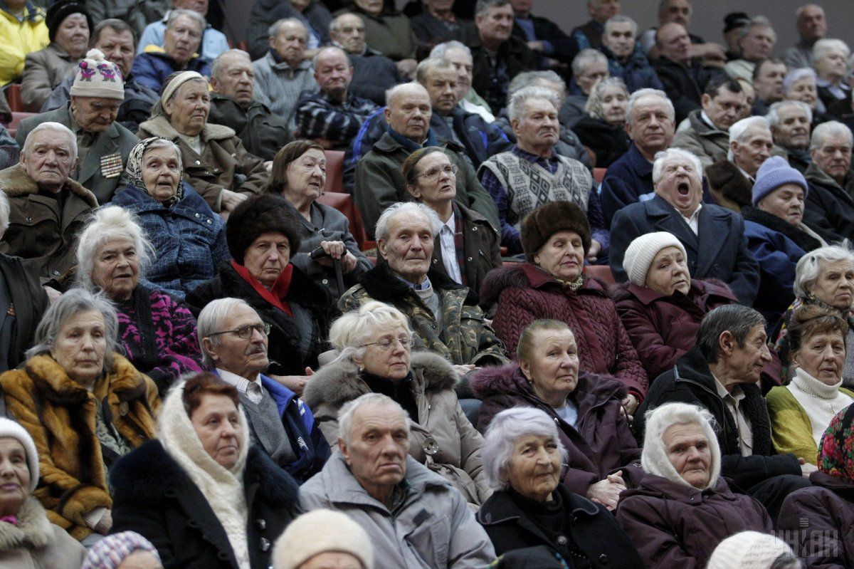 Зараз в Україні більше двох мільйонів осіб, які на пенсії змушені додатково заробляти. 

