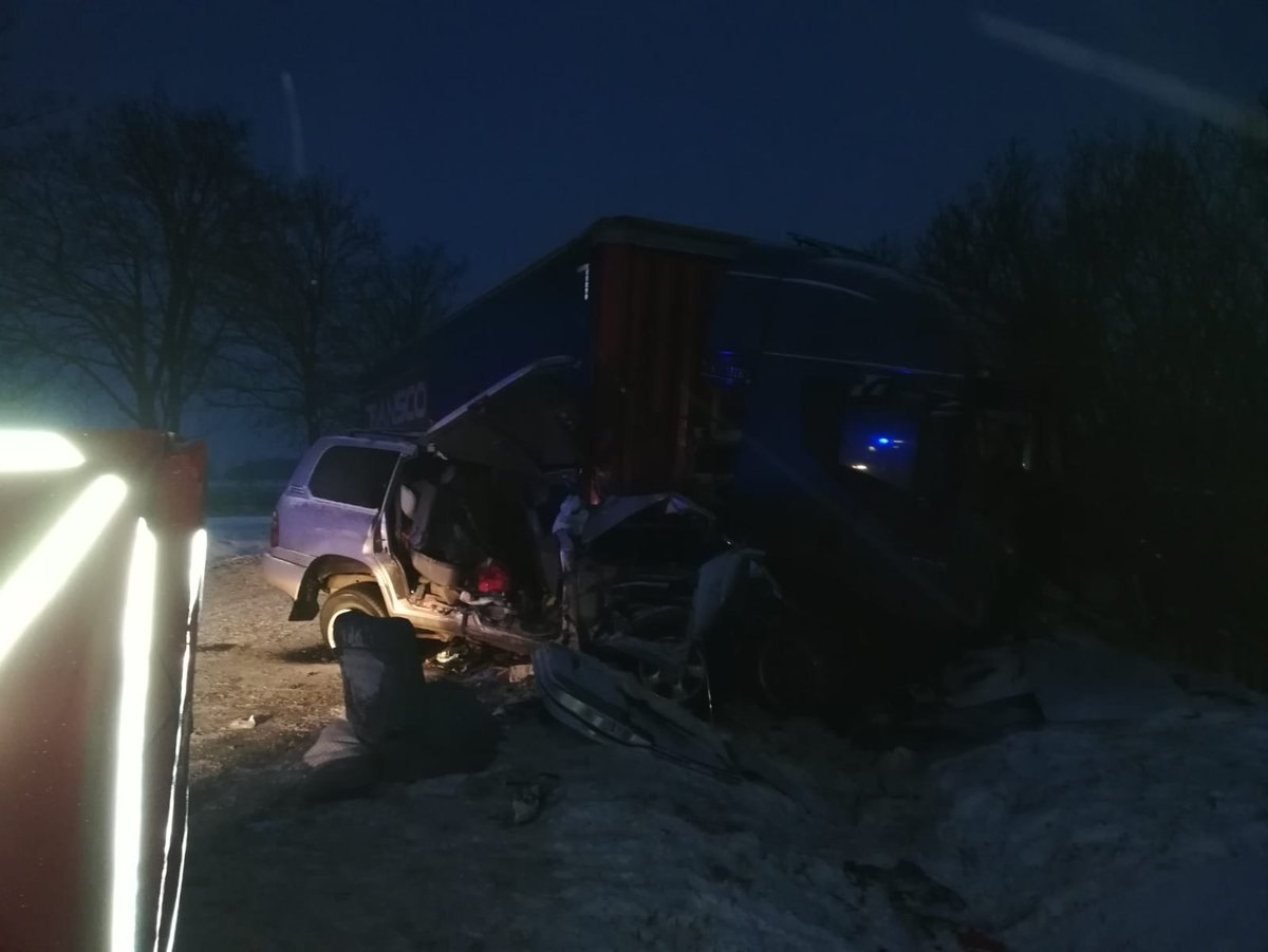 Автомобіль із сім'єю українця потрапив під вантажівку.


