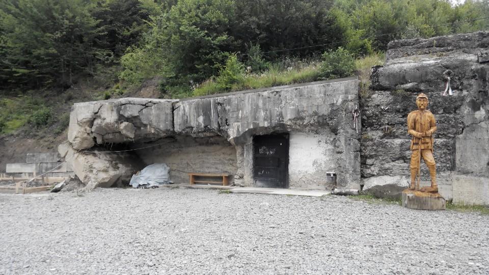 Бункер у селі Грабівниця був побудований з 1939 по 1942 рік двома батальйонами полонених румунів в режимі надсуворої секретності, і є частиною оборонної системи “Лінія Арпада”.
