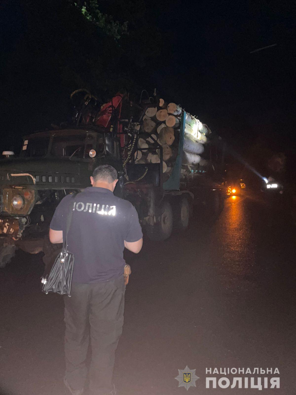 Вчора, 16 серпня, у селі Красна Тячівського району правоохоронці затримали лісовоз із