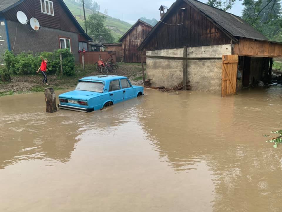 У Рахівському районі внаслідок сильних опадів відбулось підтоплення дворогосподарств та підвальних приміщень житлових будинків.

