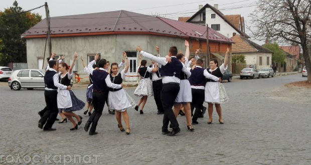 Його тут організовують удруге. За давніми традиціями, дійство розпочалось танцем на центральній площі села так званих “сторожів виноградників” (csöszök).