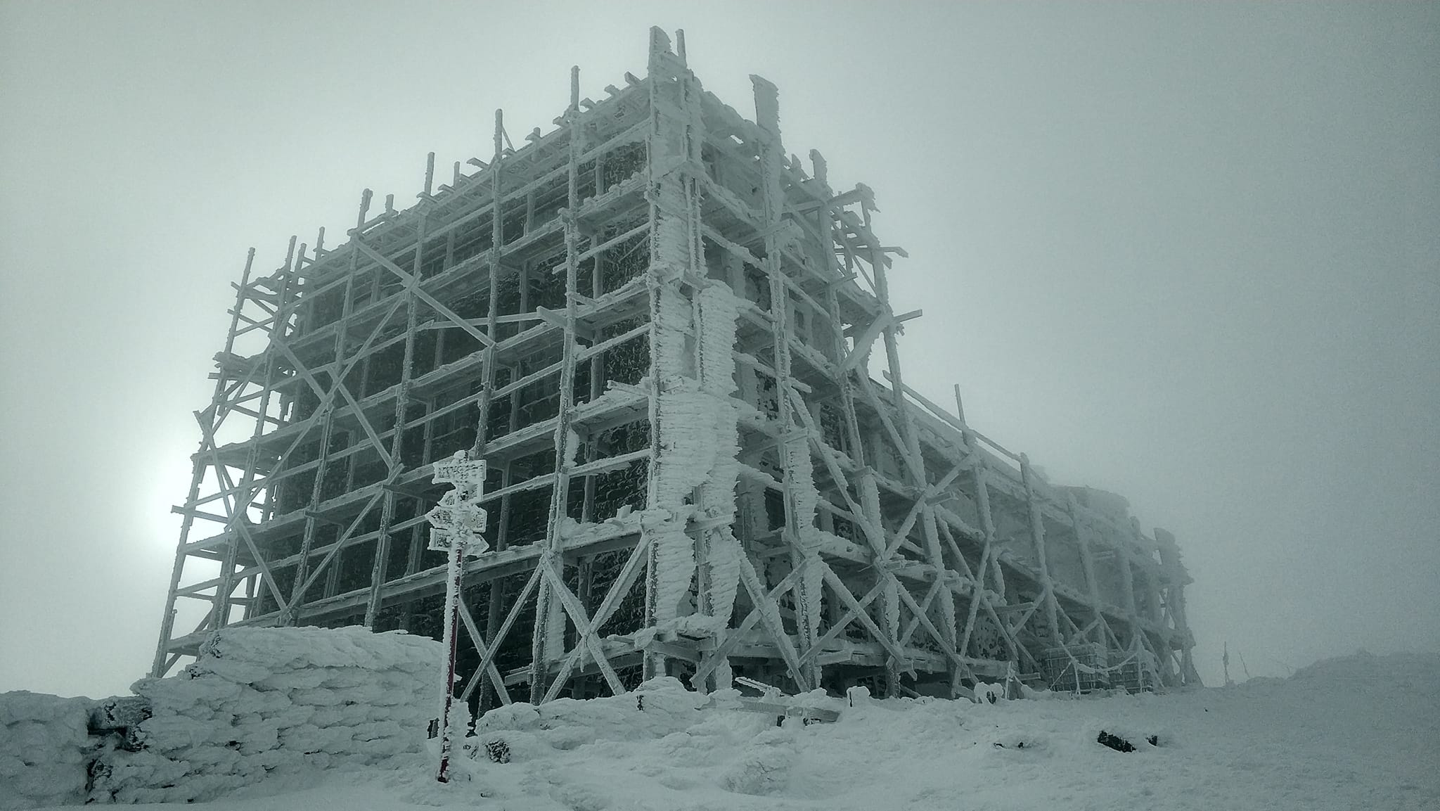 В настоящее время снег проводится на Черногорской гряде.