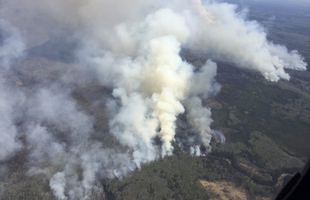 На западе Канады бушует лесной пожар: выгорело уже полторы тысячи домов