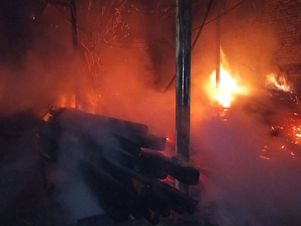 Вночі 17 жовтня о 00:35 до рятувальників надійшло повідомлення про пожежу на вул. Ейгера, що в селі В.Береги Берегівського району. Там за поки невідомої причини загорівся столярний цех.