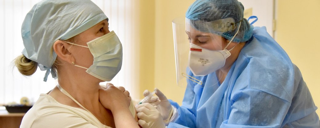 В Закарпатье началась вторая доза вакцины «АстраЗенека/Ковишиэльд» для тех людей, которые были вакцинированы против COVID-19 в конце февраля и начале марта. 