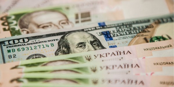 Курс долара на міжбанку в продажу знизився на шість копійок - до 23,90 гривні за долар, курс у купівлі впав також на шість копійок - до 23,88 гривні за долар.